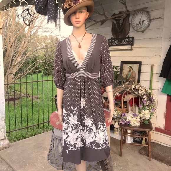 Y2K BCBG Max Azaria Midi Dress. EUC- Boho, 70s style, 3/4 sleeves. Size M - Picture 2 of 11